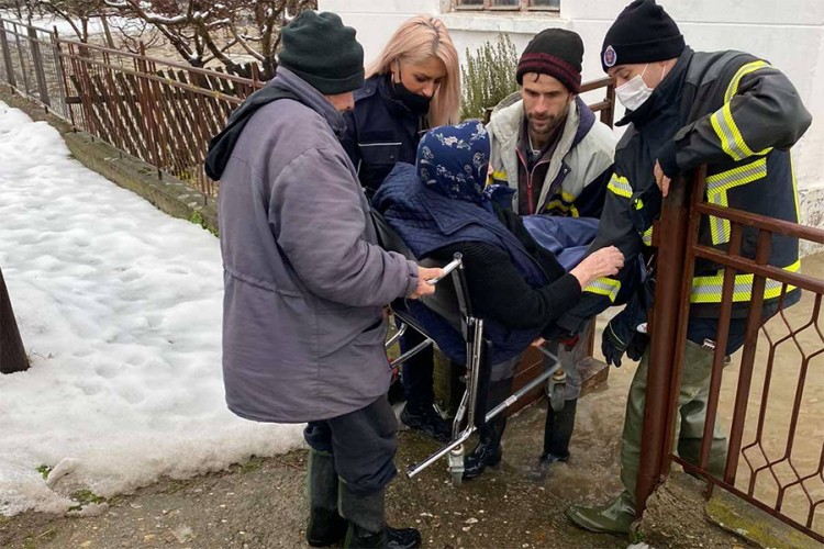 MUP: Evakuisano 67 osoba iz poplavljenih objekata