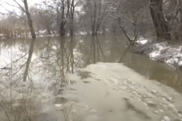 Cijelo selo pod vodom, više od 10.000 ljudi bez struje