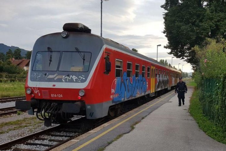Djevojku pregazio voz dok se fotografisala na šinama
