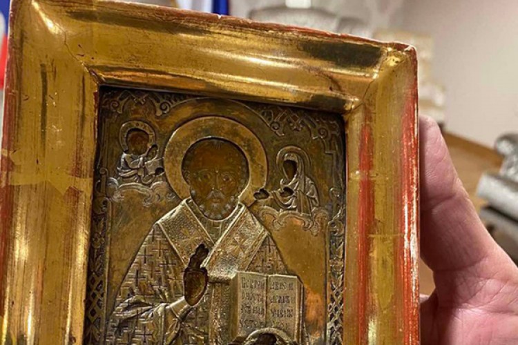 "Ako postoji bilo kakav papir izviniću se i vratiti ikonu"