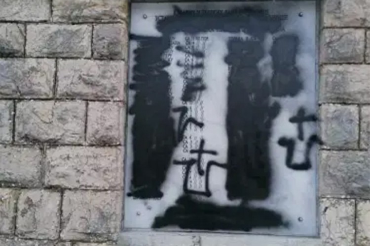 Oskrnavljena spomen ploča u Čelebićima