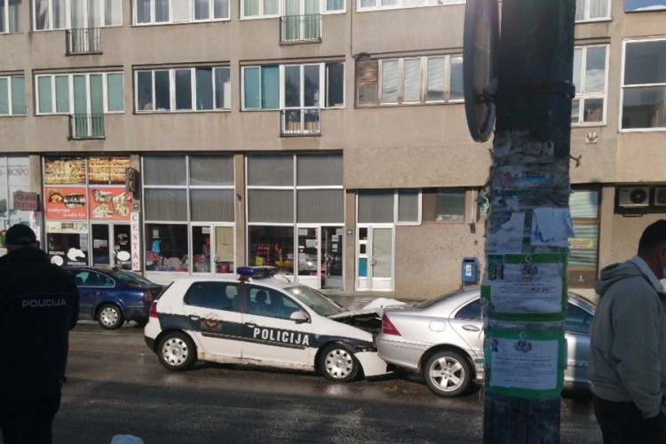 Policajac se službenim autom zabio u mercedes