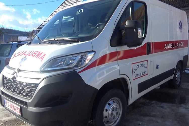 U Dom zdravlja u Sanskom Mostu stiglo novo sanitetsko vozilo