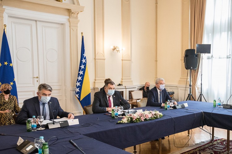 Dodik odbio formiranje migrantskih kampova u RS