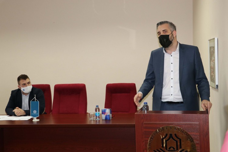"Prodati službeni auta i pomoći studentima iz osjetljivih kategorija"