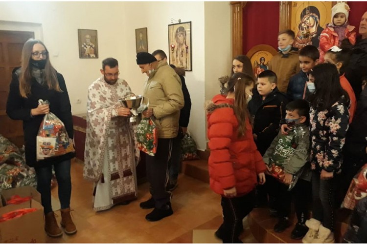 Akcija Zavičajnog udruženja "Grmeč": Paketići za djecu srpskih povratnika