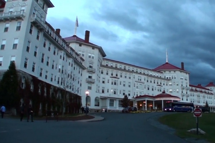 Hotel strave: Princeze Karolajn pali svjetla, bode goste, krade igračke