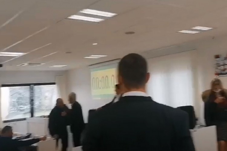Incident u Skupštini Bileće: Odbornik udario u sto predsjednika