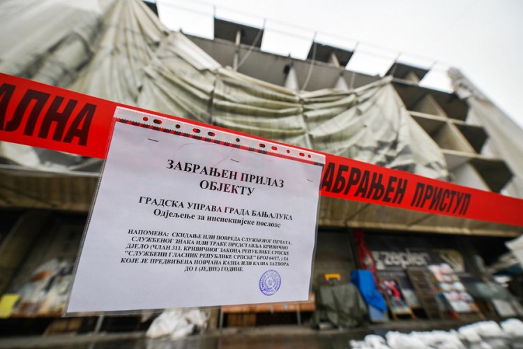 Vjetar oštetio reklame na hotelu "Palas", zabranjen prolaz pješacima