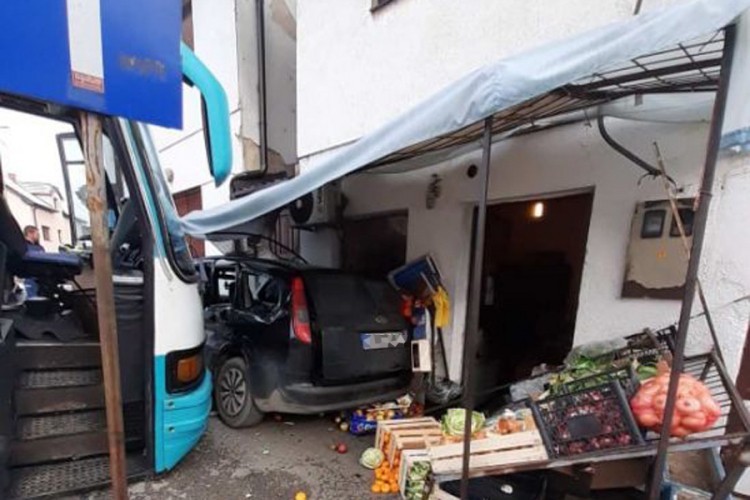 Autobus se zabio u auto pa u voćaru