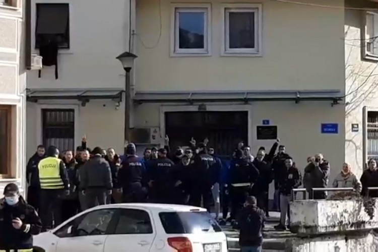 Cetinjani dočekali Krivokapića i ministre uvredama