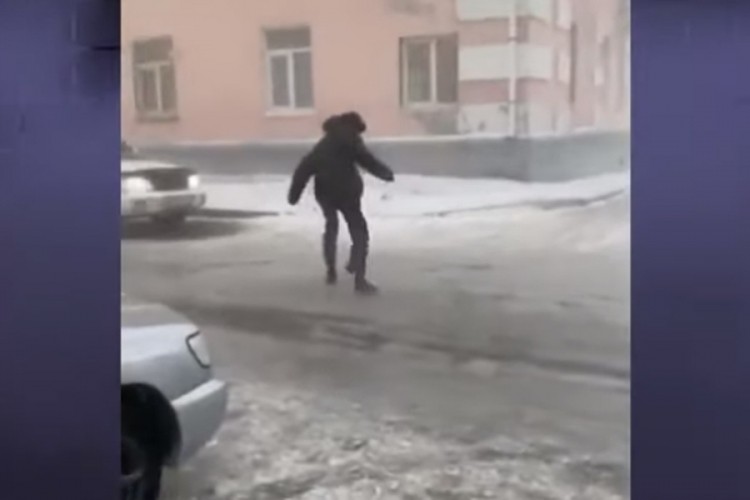 Pogledajte ljutu borbu s vjetrom, Rusi jedva hodaju zaleđenim ulicama