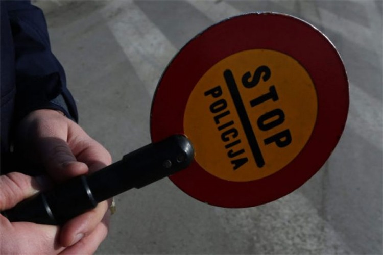 Neregistrovan auto vozio 142 km/h kroz selo