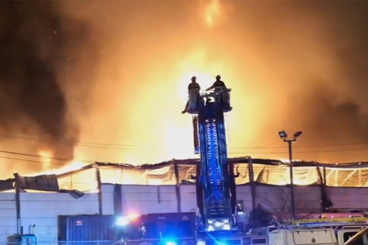 Požar u fabrici u Nju Džerziju, borba vatrogasaca sa vatrenom stihijom