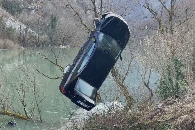 Škodom sletio u jezero, banjalučki ronioci izvukli auto