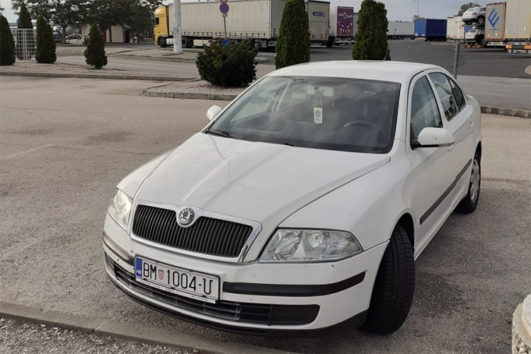 Vozi automobil sa ustaškim simbolima
