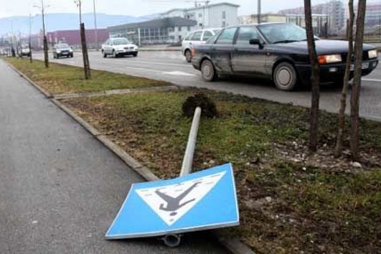 Saobraćajna signalizacija u Banjaluci na meti vandala