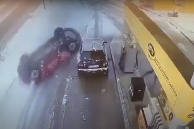 Prevrnuo automobil na krov, zamalo udario čovjeka koji je točio gorivo