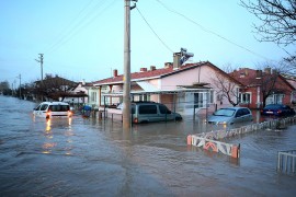 Poginula jedna osoba u poplavi u Izmiru, jedno nestalo
