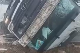 Žestok sudar dva kamiona i auta na putu Tuzla-Doboj, dvoje povrijeđeno