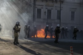 Demonstranti u Atini gađali policajce Molotovljevim koktelima