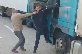 Pogledajte sukob vozača i carinika: Nije mu dao da uđe u kabinu