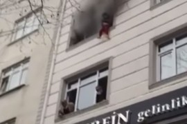 Bacila djecu kroz prozor da ih spasi od požara, prolaznici ih hvatali