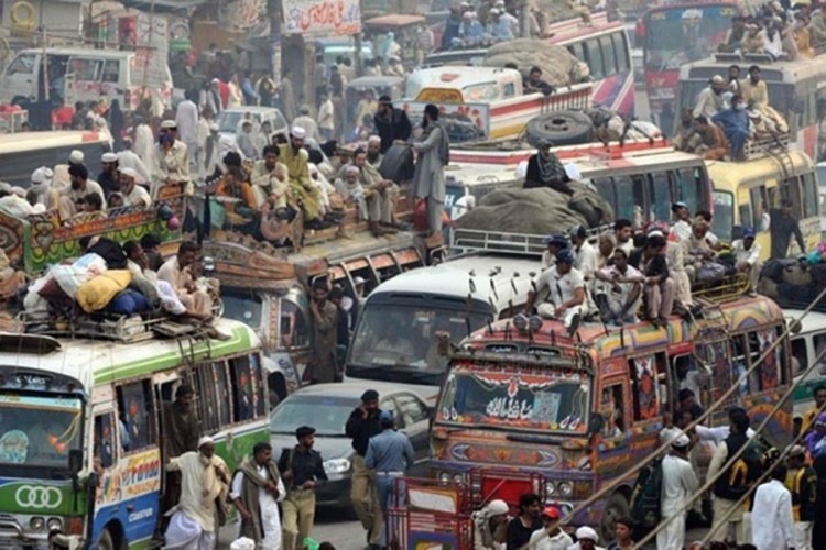 U Pakistanu se prevrnuo autobus, najmanje 14 mrtvih