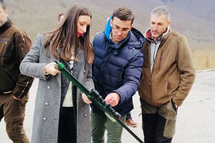 Tim za krupne zvijeri RS opremljen modernim puškama za uspavljivanje