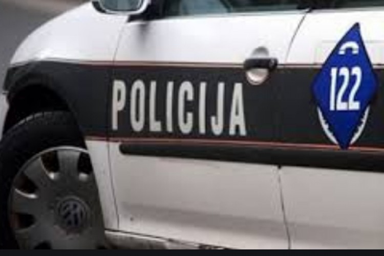 U sudaru golfa i mercedesa teško povrijeđena jedna osoba