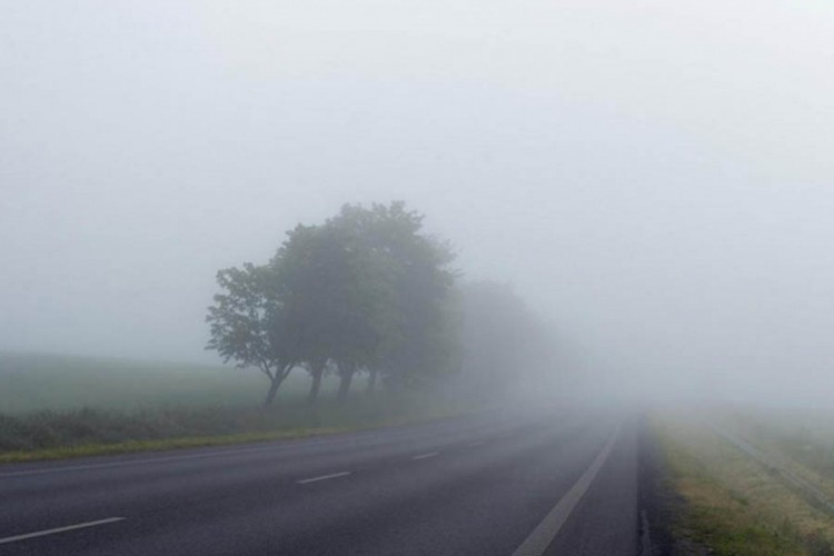 Smanjena vidljivost zbog magle, povremeni jaki udari vjetra