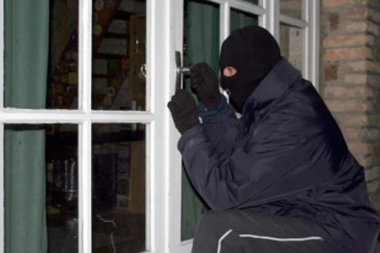 Novac i alkoholna pića ukradeni iz ugostiteljskog objekta