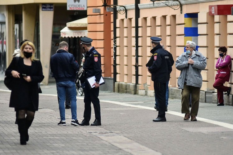 Policajci kontrolisali nošenje maski na otvorenom u Banjaluci