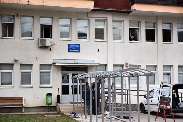 Niču nadstrešnice ispred banjalučkih ambulanti