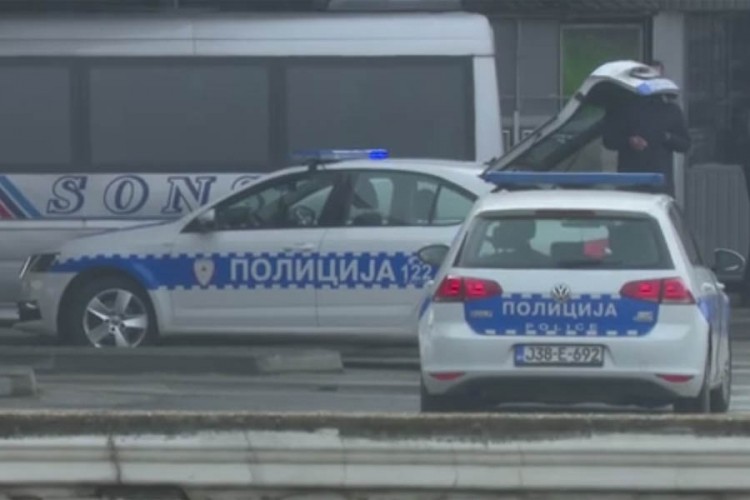 Mrtav muškarac na autobuskoj stanici, uviđaj u toku
