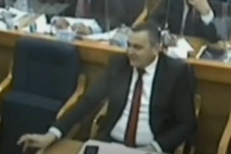 SDS tvrdi da je Pavlović odbornici pokazao srednji prst, on negira