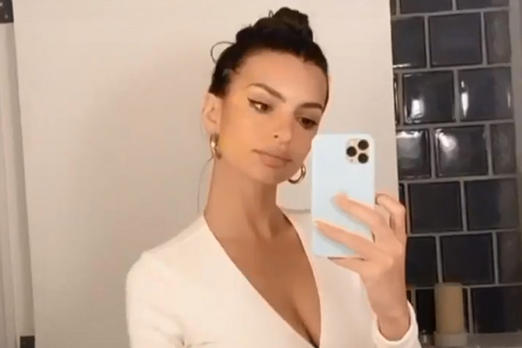 Trudna Emili Ratajkovski se fotografisala potpuno gola