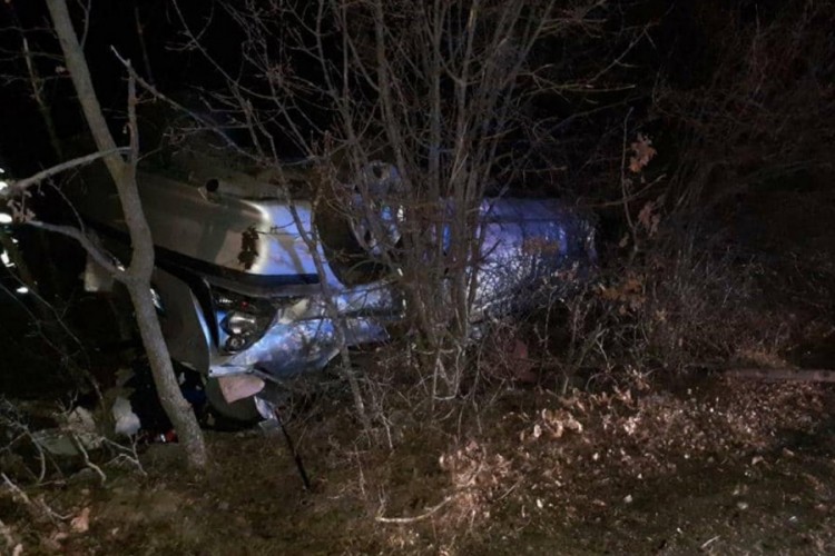 Vozač BMW-a sletio sa puta i poginuo, suvozač povrijeđen