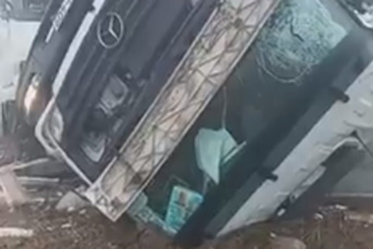 Žestok sudar dva kamiona i auta na putu Tuzla-Doboj, dvoje povrijeđeno