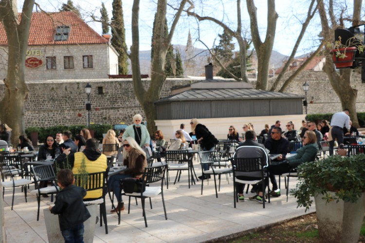 Krcate bašte kafića u Trebinju