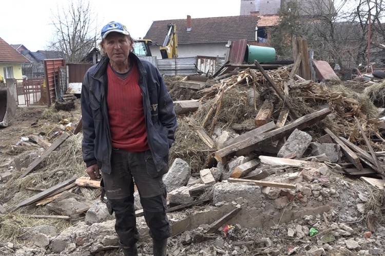 Kiridžiji iz Sanskog Mosta srušena štala, stoka pod otvorenim nebom