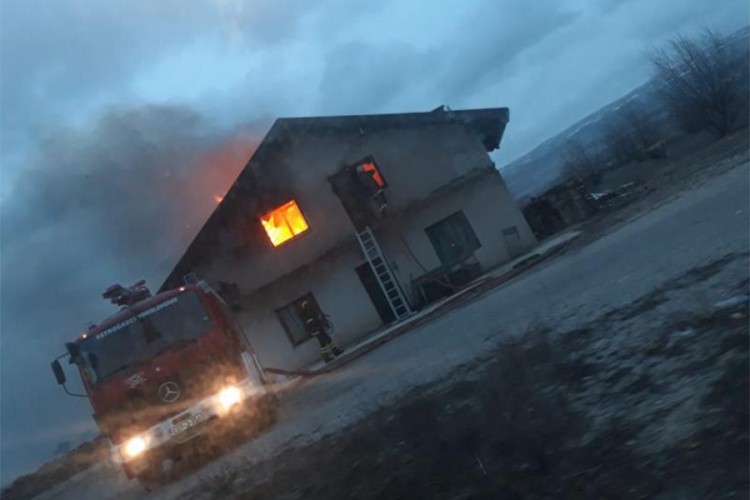 Vatra progutala kuću: Šestočlana porodica ostala na ulici