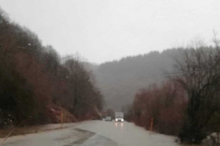 Povukla se voda sa put Gacko-Nevesinje