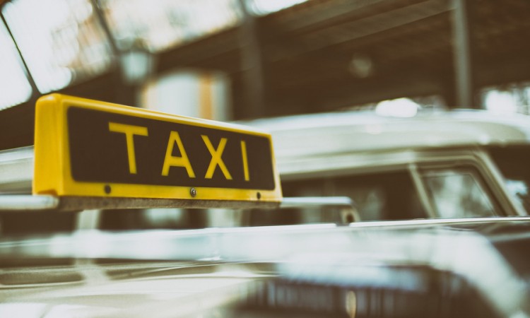 Pretukao taksistu i ukrao mu auto