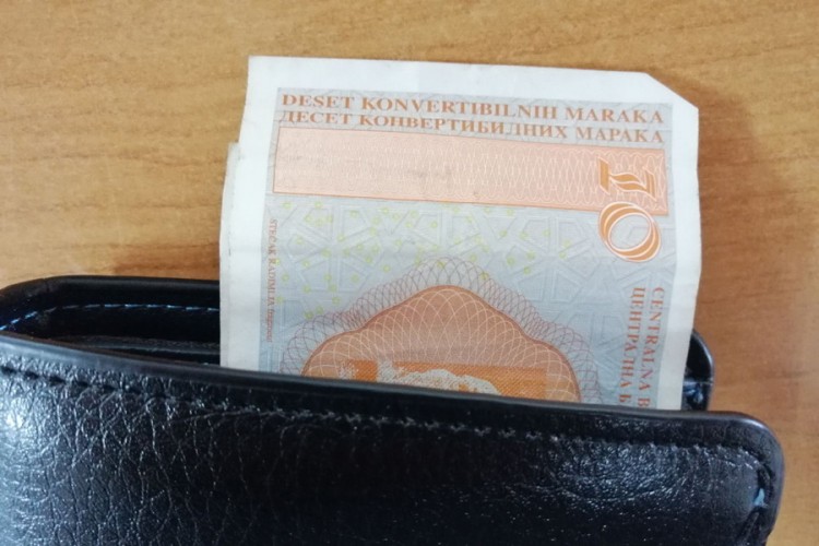Pokušao da podmiti policajca sa 10 KM?