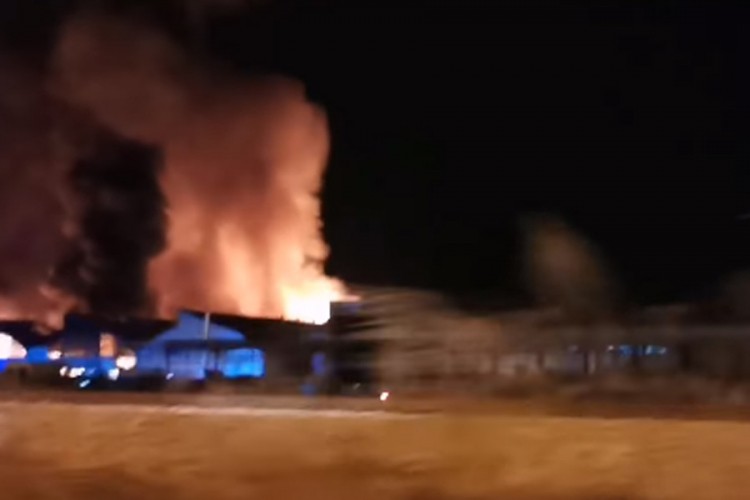 Gori fabrika u Valjevu, svi mogući vatrogasci na terenu