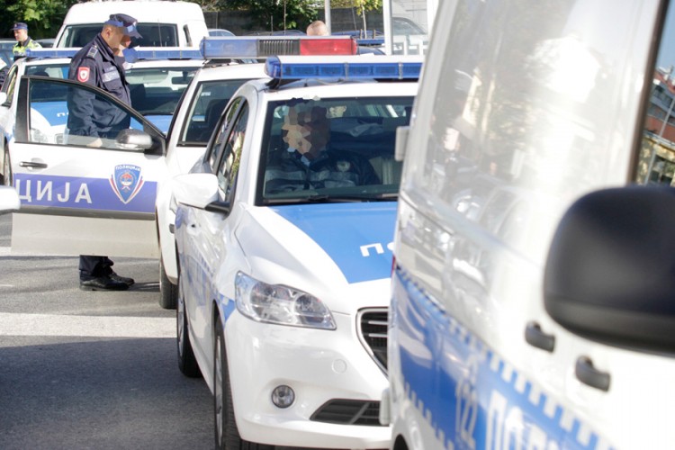 Pretresi zbog "gepekovanja", oduzeta dva auta