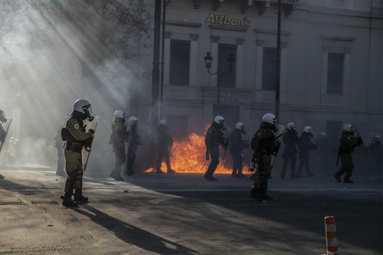 Demonstranti u Atini gađali policajce Molotovljevim koktelima