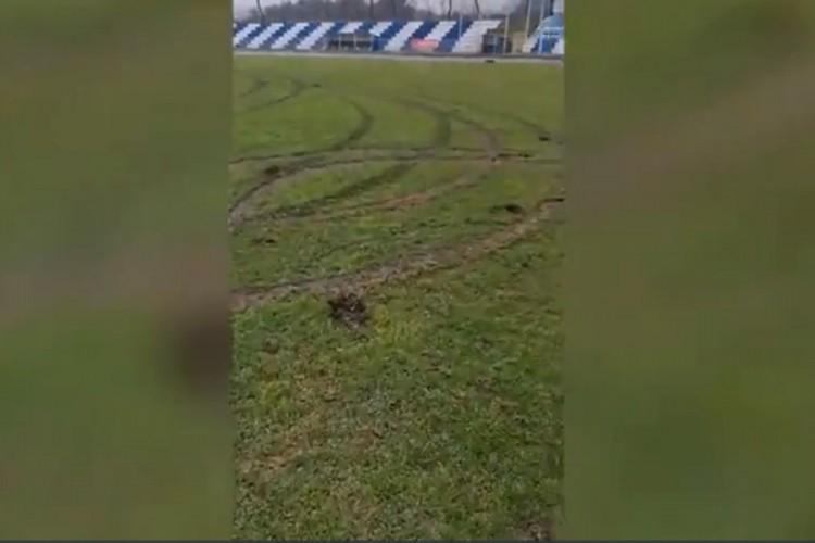BMW-om uletio na travnjak stadiona u Srbiji, šteta 1,6 miliona dinara