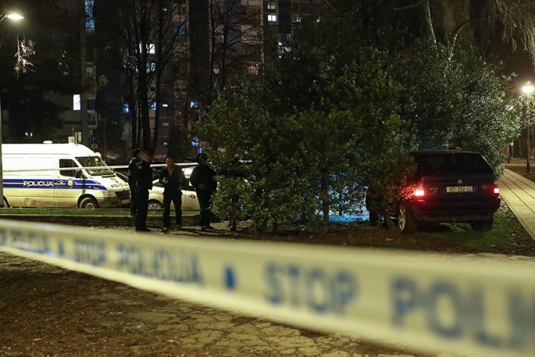 Jurila ga policija, zakucao se u drvo kod škole, djeca se razbježala
